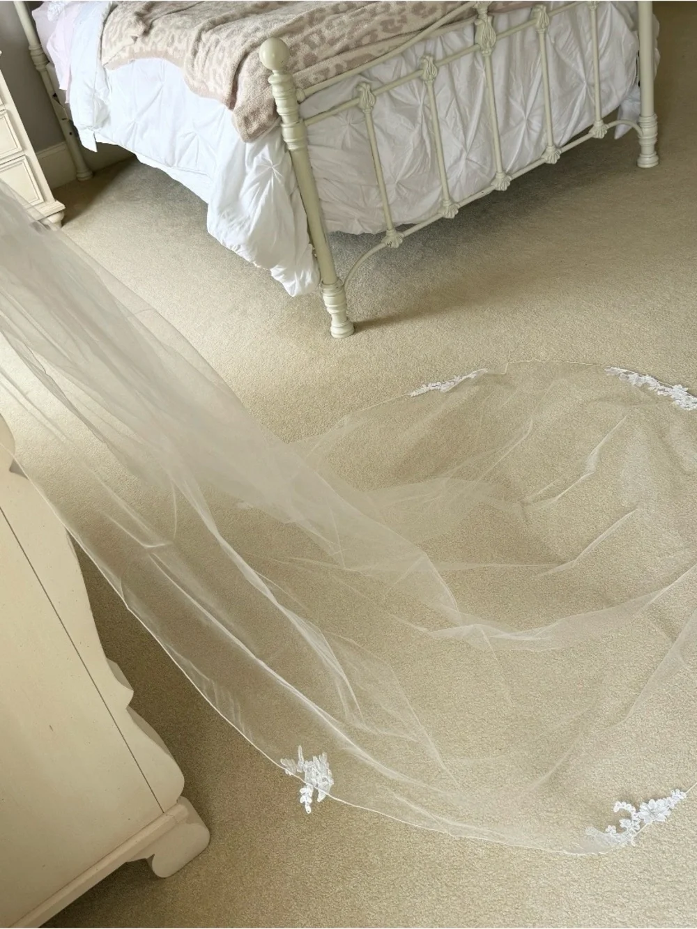 White Lace-Trim Bridal Veil with Floral Appliqué
